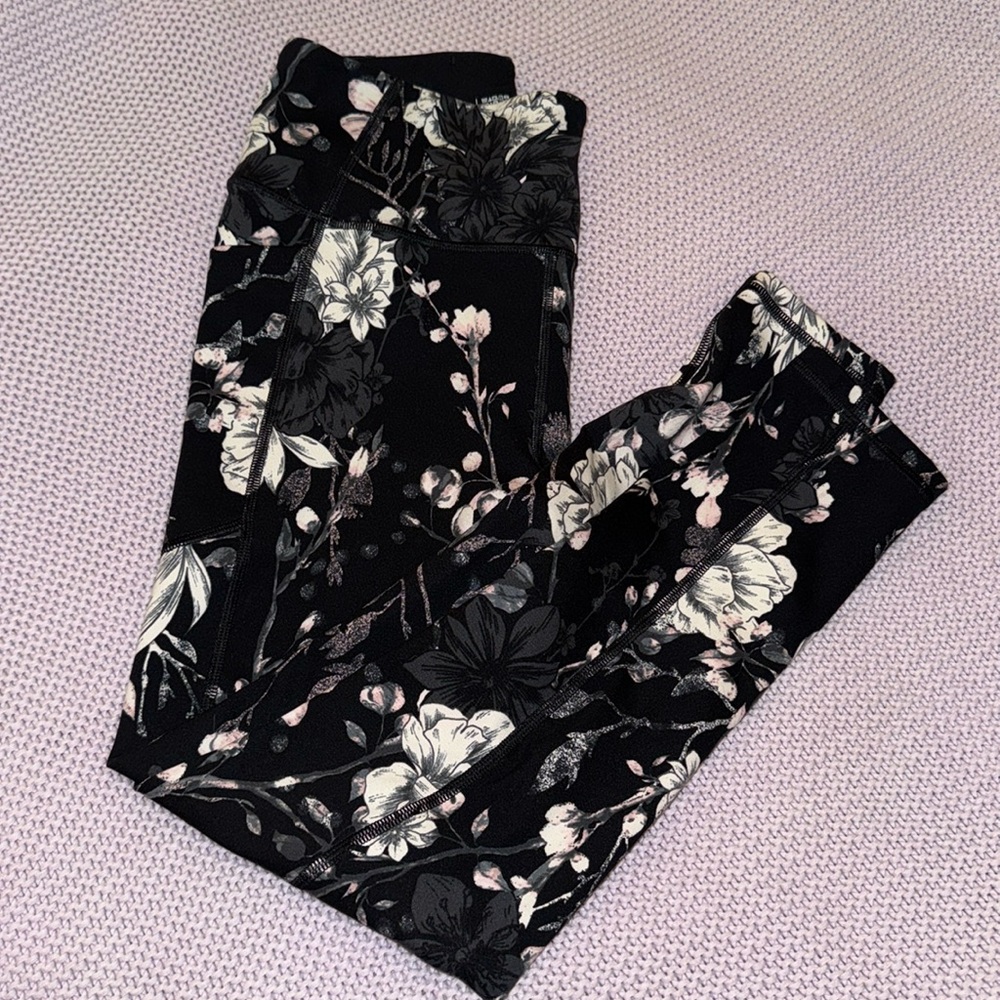 Victoria’s Secret Incredible Essential Leggings Black Pink Lily Floral - Picture 2 of 7
